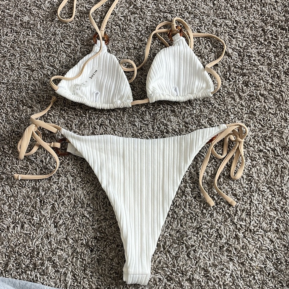 Bikini - Picture 2 of 3